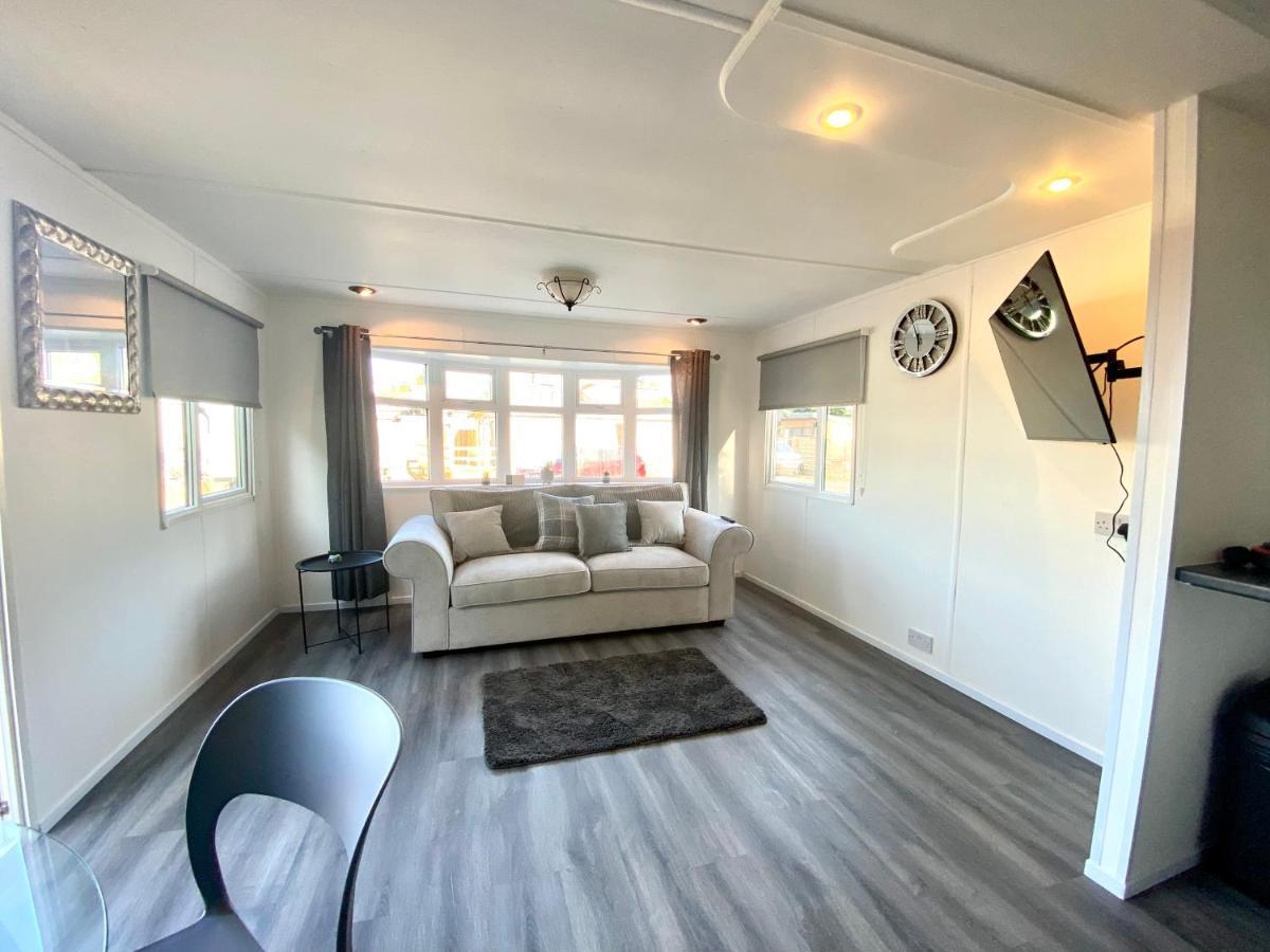 Elletson Park Wood Fired Hot Tubs, Caravans & Pods Pilling ภายนอก รูปภาพ