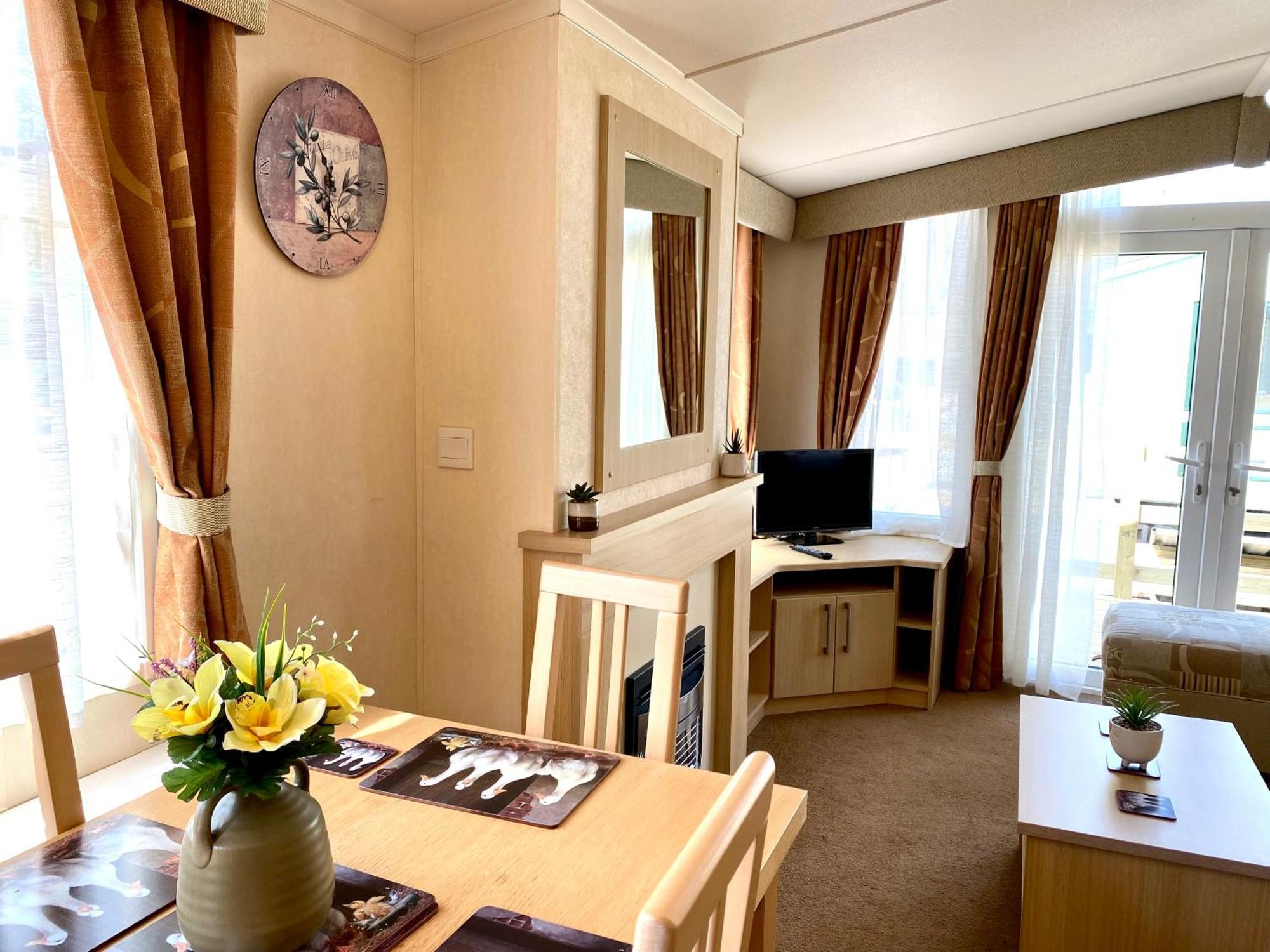 Elletson Park Wood Fired Hot Tubs, Caravans & Pods Pilling ภายนอก รูปภาพ