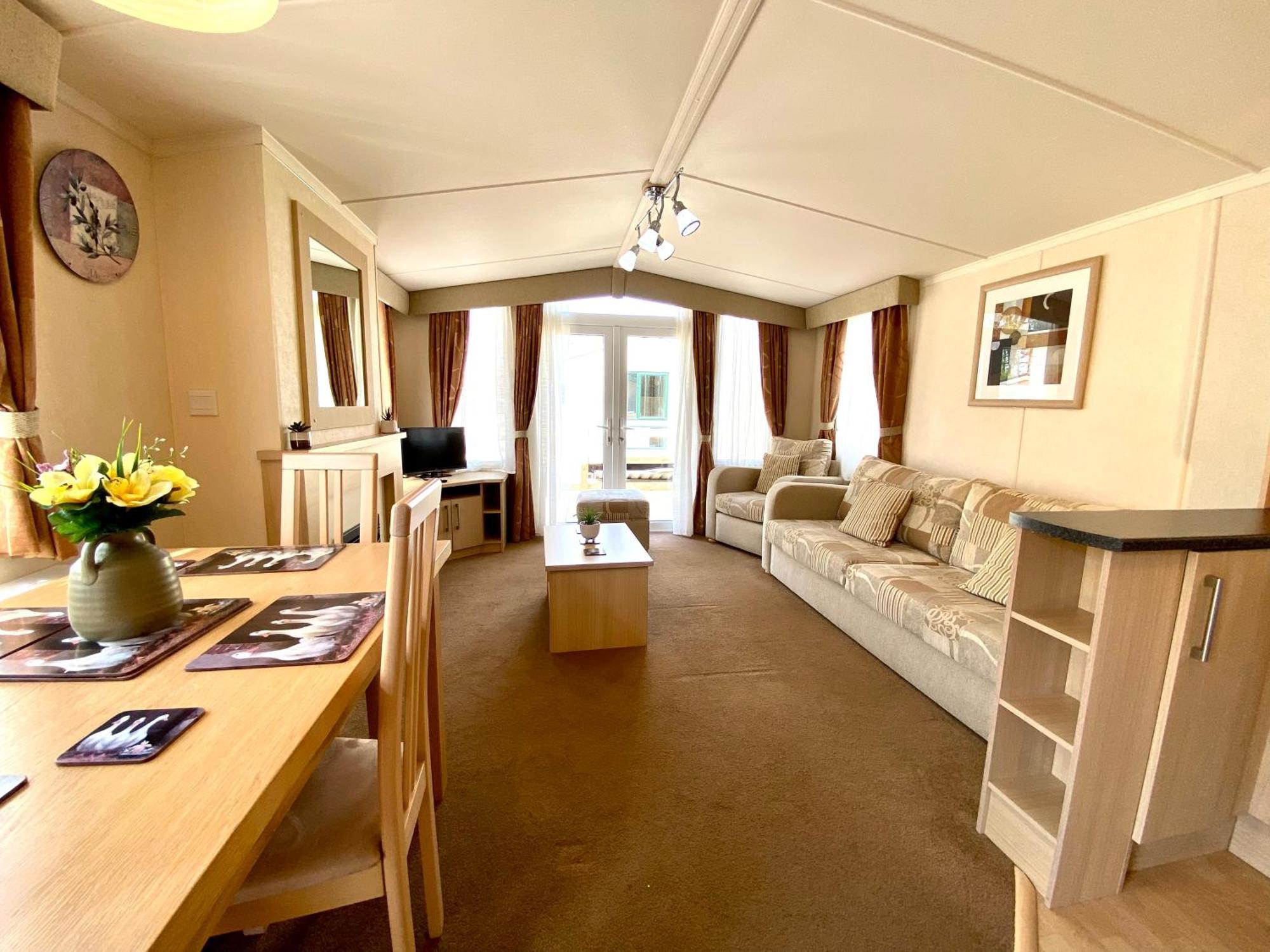 Elletson Park Wood Fired Hot Tubs, Caravans & Pods Pilling ภายนอก รูปภาพ