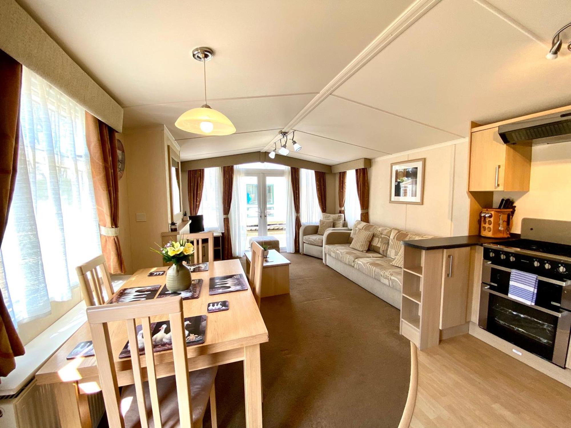Elletson Park Wood Fired Hot Tubs, Caravans & Pods Pilling ภายนอก รูปภาพ